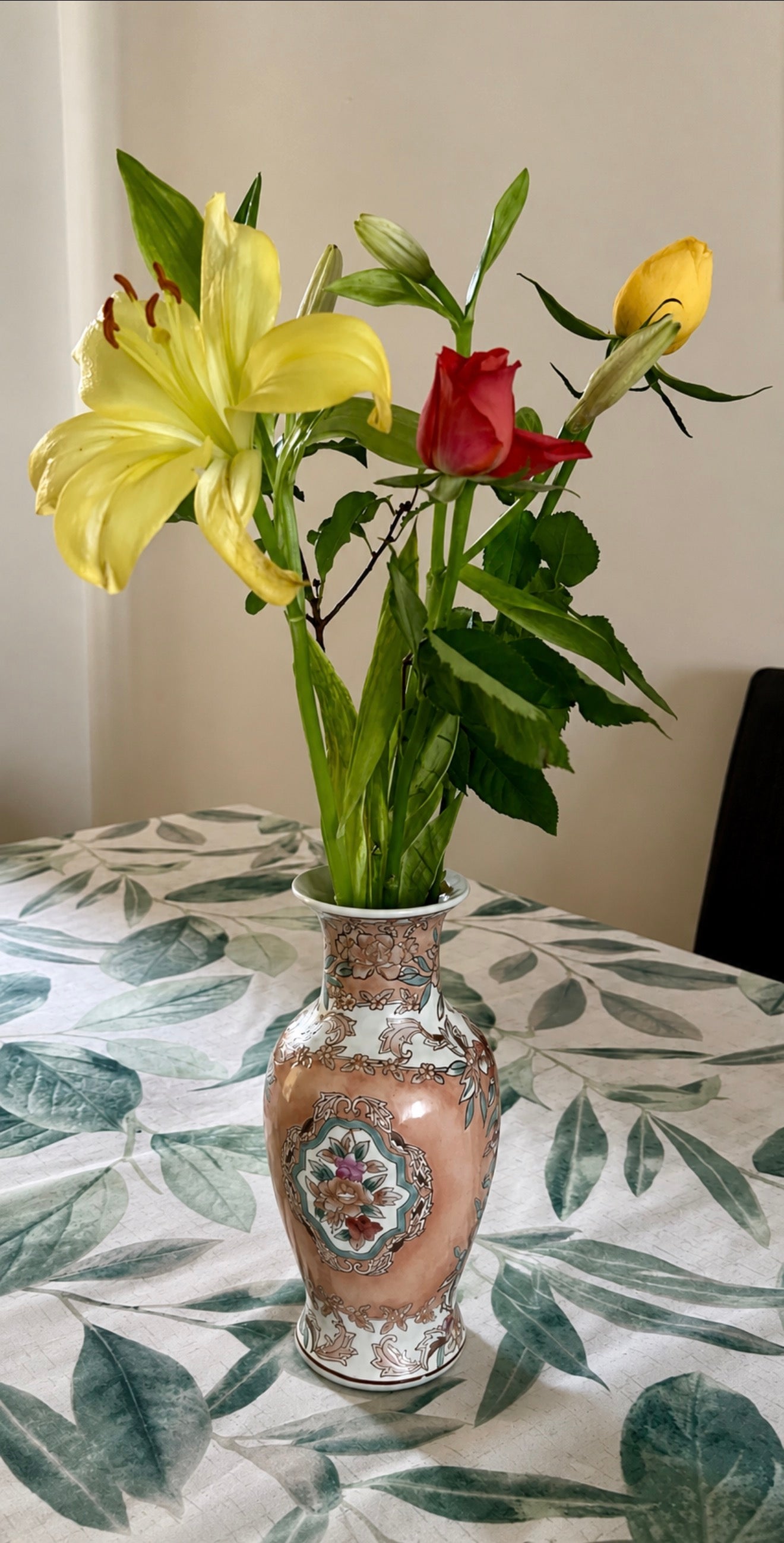 Fotografia Digital Flores no Vaso sobre a Mesa - 300Dpi