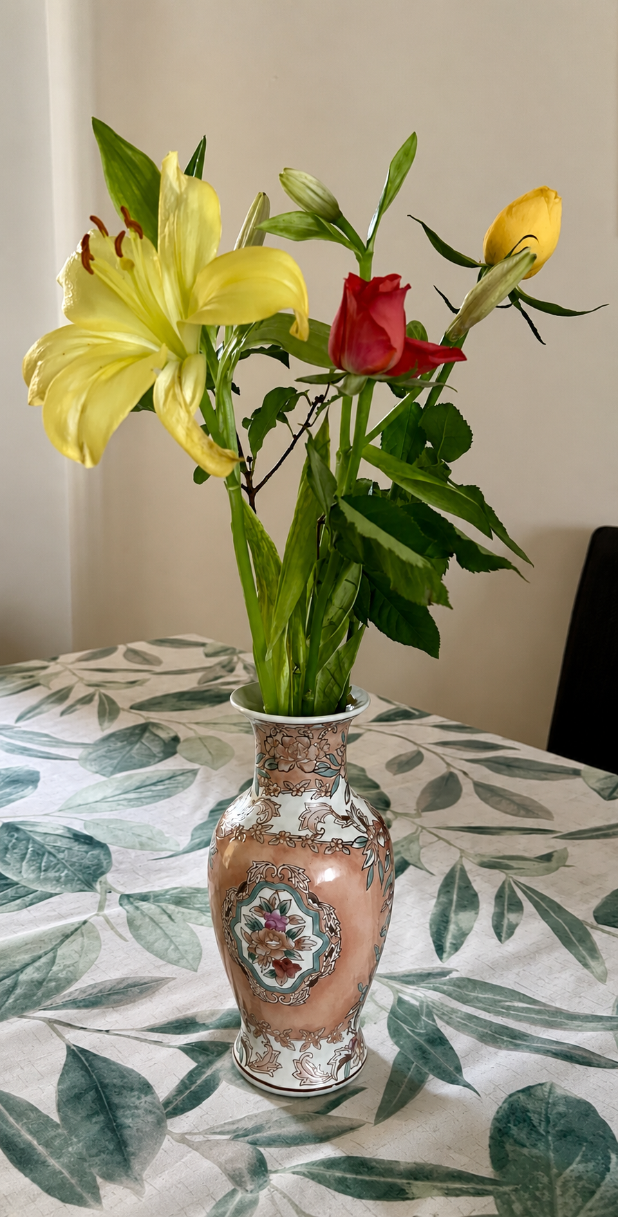 Fotografia Digital Flores no Vaso sobre a Mesa - 300Dpi